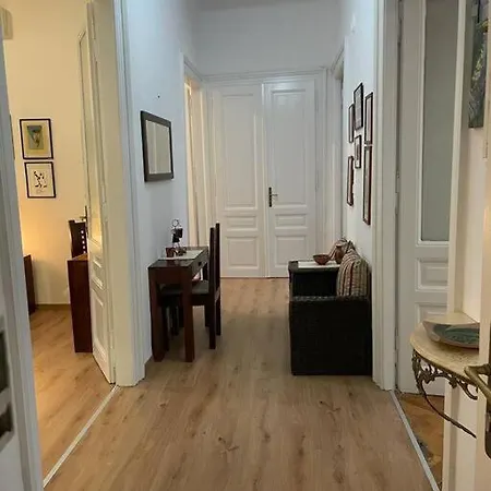 Great Flat Sleeps 6 In Center * プーラ