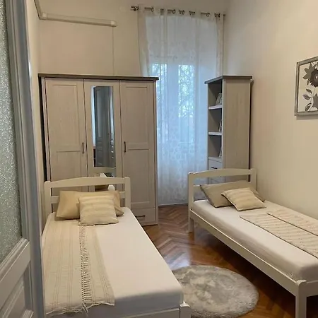 Great Flat Sleeps 6 In Center プーラ